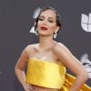 Anitta investe em cabelo com penteado pin-up e faz sucesso