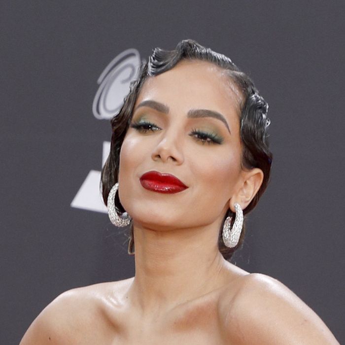 Anitta investe em cabelo com penteado pin-up e faz sucesso