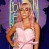 Anitta combina look total pink com cabelo rosa e franja