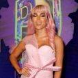 Anitta combina look total pink com cabelo rosa e franja