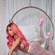 Anitta chamou atenção com lace pink em ensaio sexy