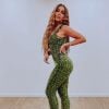 Anitta exibe peruca ondulada e comprimento longo