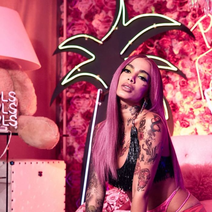 Anitta usou lace lilás e adotou tatuagens fakes