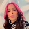 Anitta já usou cabelo em tom castanho escuro e mechas frontais em pink