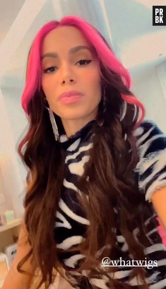 Anitta já usou cabelo em tom castanho escuro e mechas frontais em pink