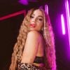 Anitta exibe cabelo iluminado com bastante frizz