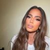 Anitta exibe cabelo natural com toque levemente iluminado