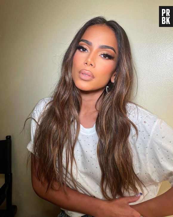 Anitta exibe cabelo natural com toque levemente iluminado