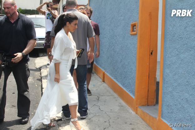 Kim Kardashian visita Centro Espírita no Rio de Janeiro