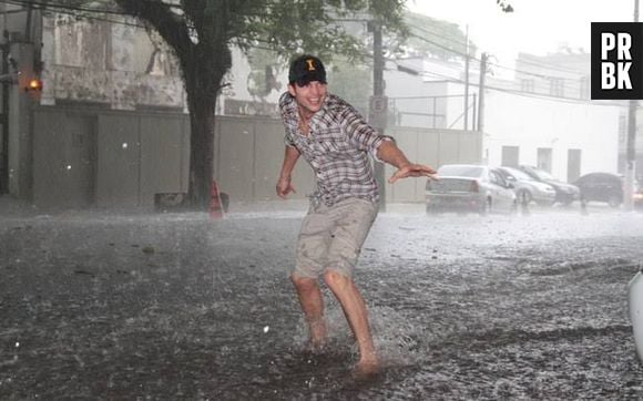 Ashton Kutcher surfa em enchente de São Paulo