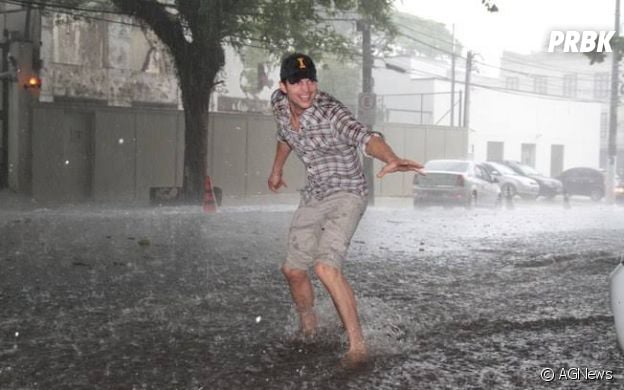 Ashton Kutcher surfa em enchente de São Paulo