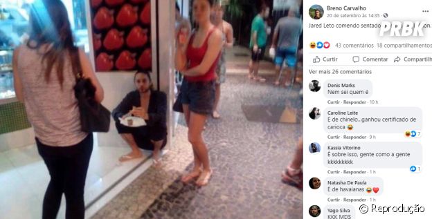 Jared Leto comendo sentado no chão de lanchonete no Rio de Janeiro