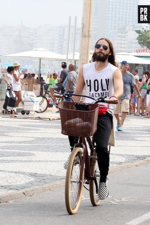 Jared Leto passeando de bike no Rio de Janeiro