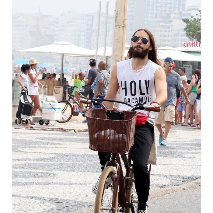Jared Leto passeando de bike no Rio de Janeiro