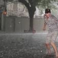 Ashton Kutcher tirou foto "surfando" em enchente em São Paulo em vinda ao Brasil