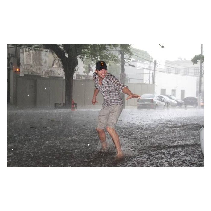 Ashton Kutcher tirou foto &quot;surfando&quot; em enchente em São Paulo em vinda ao Brasil