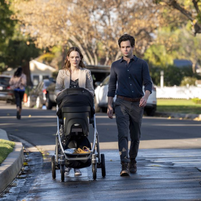  Na 3ª temporada de &quot;You&quot;, Joe (Penn Badgley) e Love (Victoria Pedretti) estarão casados e com um bebê, morando no norte da Califórnia. Ele tenta ser um bom pai, mas fica incomodado com a impulsividade de Love e começa a se interessar pela sua vizinha 
  