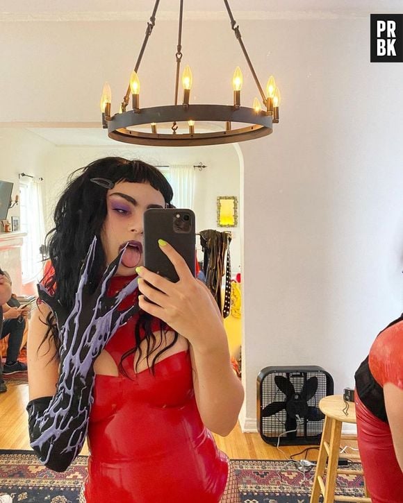 Charli XCX estava bem gótica no último Halloween