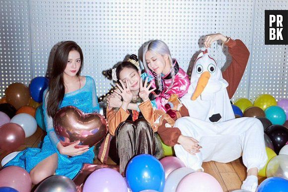 Fantasia de "Frozen" do BLACKPINK no Halloween: Jisoo era Elsa, Jennie era Kristoff, Rosé foi a Anna e Lisa o Olaf 
