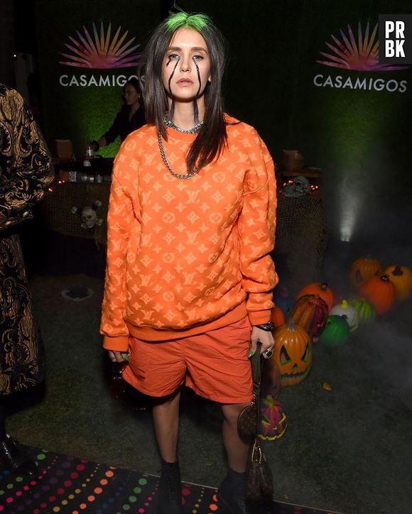 Famosos também se fantasiam de famosos no Halloween. Olha Nina Dobrev de Billie Eilish