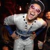 Na festa de Halloween do Elton John, Harry Styles foi fantasiado como o ídolo em apresentação histórica dos anos 60