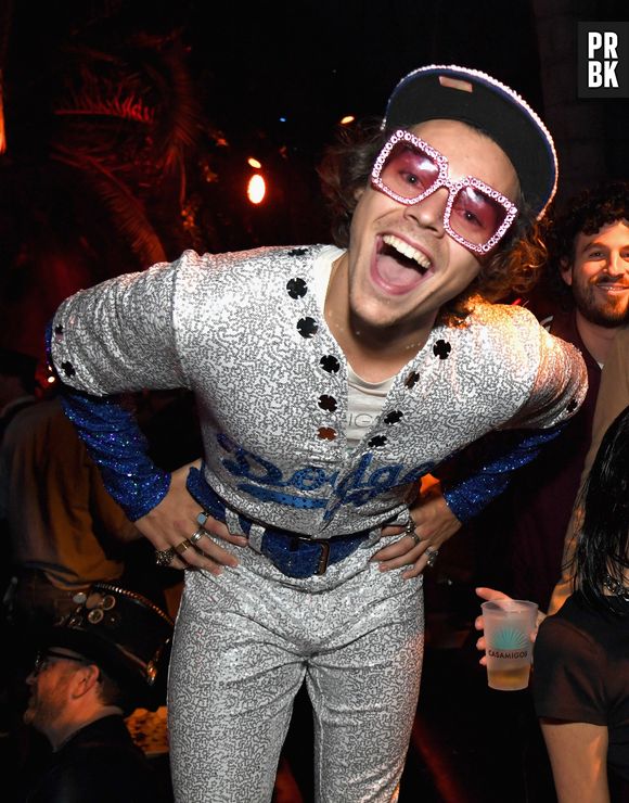 Na festa de Halloween do Elton John, Harry Styles foi fantasiado como o ídolo em apresentação histórica dos anos 60