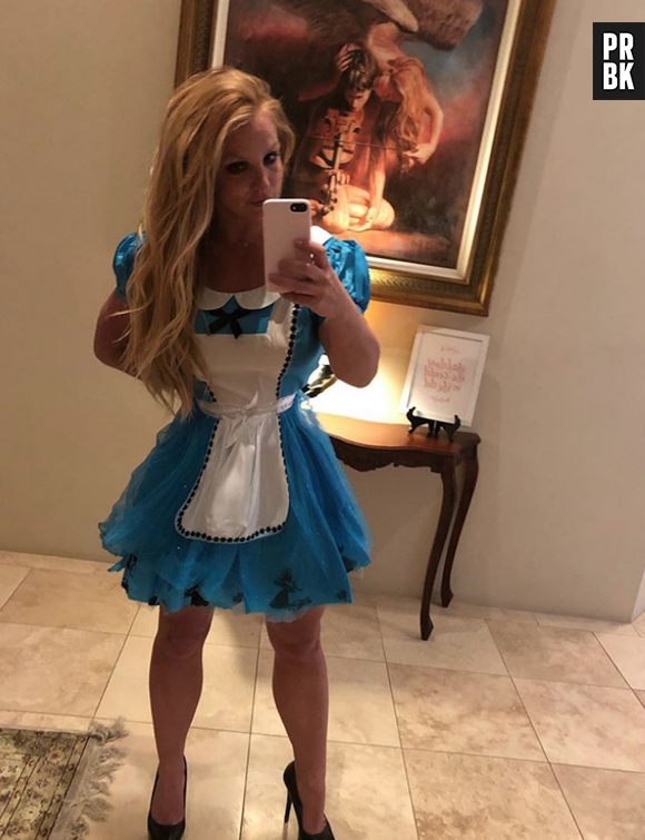 Halloween: a rainha do Pop, Britney Spears, de "Alice no País das Maravilhas"