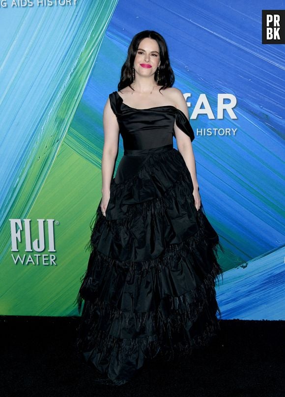 amFAR Gala 2021: Emily Hampshire apostou em vestido preto básico 