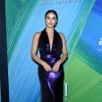  Camila Mendes foi ao amFAR Gala 2021 com vestido azul marinho  