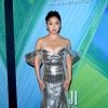 Lana Condor investiu em tecido metalizado para o amFAR Gala 2021