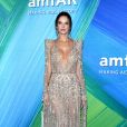 A brasileira Alessandra Ambrosio foi com vestido transparente ao amFAR Gala 2021