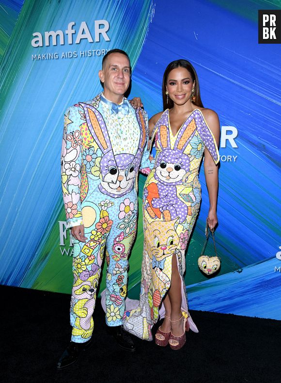 Anitta e Jeremy Scott, diretor criativo da Moschino, foram com look combinando ao amFAR Gala 2021