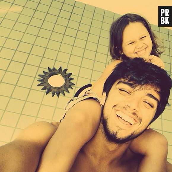 Com o instinto paterno aflorado, Rodrigo Simas conta que ama criança, mas "Nesse momento, não penso em ter filhos ainda". Na foto, compartilhada no Instagram, o ator posa com a afilhada: "Princesa do Dindo", escreveu ele na legenda