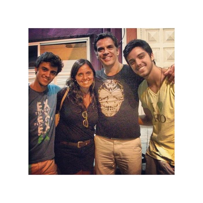 Na foto, Rodrigo Simas posa com o pai, Beto Simas; a mãe, Ana Sang; e o irmão caçula, Felipe Simas