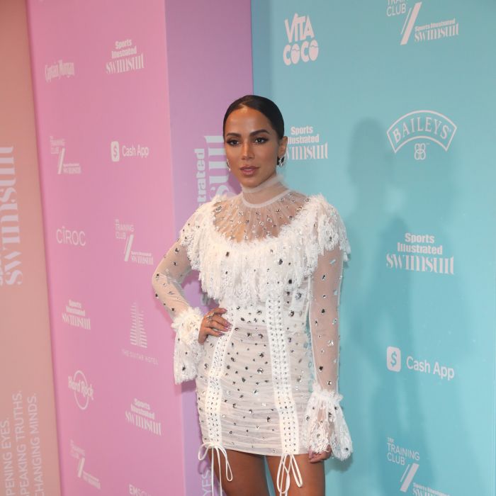Para o tapete do evento de l  ançamento da Sports Illustrated,   Anitta apostou em vestido branco com transparência