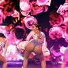 Ousada como sempre, Anitta usa short curtíssimo em palco de evento nos EUA