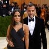 Anitta escolheu vestido preto, dando destaque a outros elementos do look