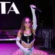 Anitta escolheu meia arrastão em um dos looks para semana latina da Billboard