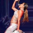 Para show em festival latino, Anitta usou look metalizado