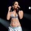 Anitta ousou no visual com trançados na barriga e calcinha à mostra