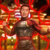 Simu Liu ironiza críticas pelo filme "Shang-Chi e a Lenda dos Dez Anéis": "Fracassou tanto que a gente ganhou uma sequência"