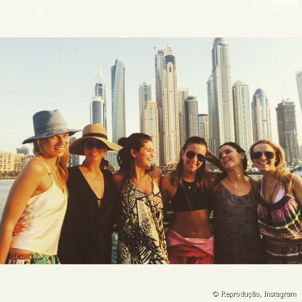 Selena Gomez passou alguns dias com amigos em Dubai