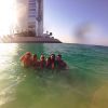 Selena Gomez se divertiu com amigos no mar de Dubai