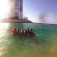  Selena Gomez se divertiu com amigos no mar de Dubai 