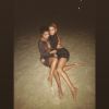 Selena Gomez e a modelo Gigi Hadid usam modelito parecido e deitam nas areias de Dubai