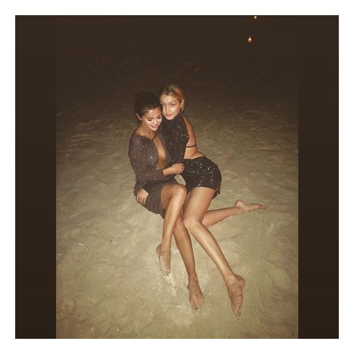  Selena Gomez e a modelo Gigi Hadid usam modelito parecido e deitam nas areias de Dubai 