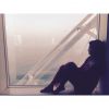 Selena Gomez admira a paisagem de seu hotel em Dubai