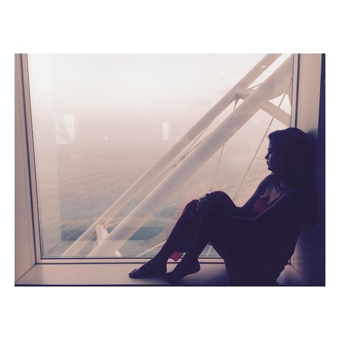  Selena Gomez admira a paisagem de seu hotel em Dubai 