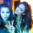  Selena Gomez brinca em Dubai ao lado de Shay Mitchell, uma das estrelas de "Pretty Little Liars" 