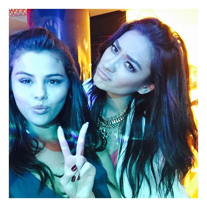  Selena Gomez brinca em Dubai ao lado de Shay Mitchell, uma das estrelas de &quot;Pretty Little Liars&quot; 